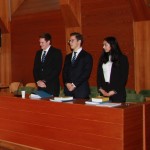 Die erfolgreichen Teilnehmer Shabnam Kohestani, Gabriel Ruetz und Simon Kapferer vor dem Richtersenat.